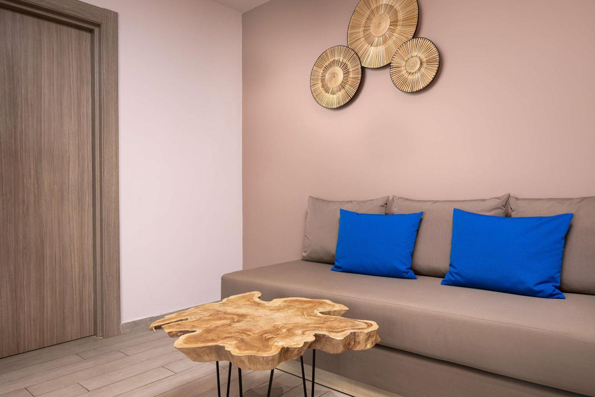 Radisson Blu Resort Al Hoceïma Екстериор снимка A teak root table